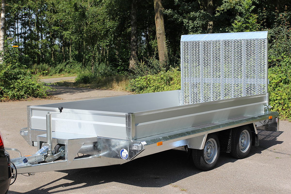 Aluminium front and side panels in combination with trailer cages